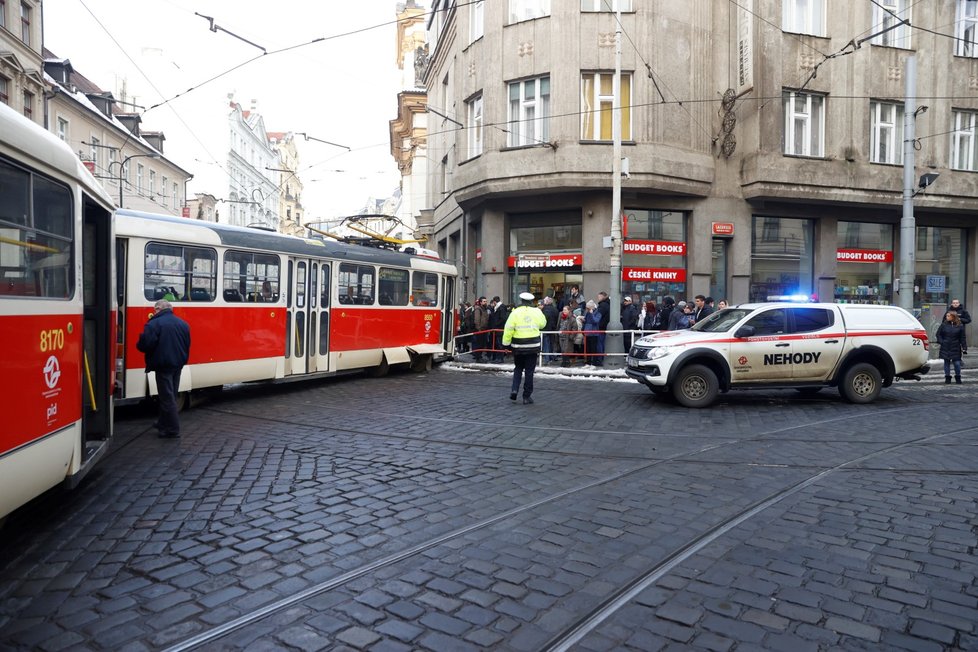 V Lazarské ulici vykolejila tramvaj a nabourala do zábradlí. (20. prosince 2022)
