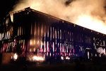 V Lázních Toušeň hasiči krotili obří požár stodoly se senem.