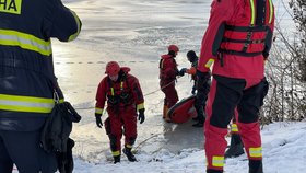 Pod bruslařem v Radotíně se propadl led. (20. prosince 2022)