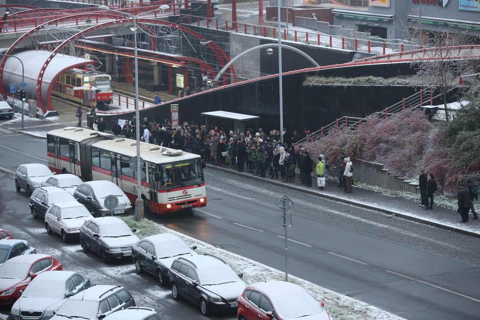 Přeplněné autobusové zastávky, tramvaje projíždějí pouze manipulační jízdou - Praha Barrandov.