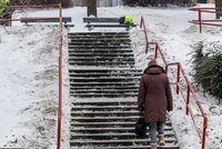 Ledovka v Praze: Desítky úrazů, přetížená záchranka aktivovala traumaplán. Co to znamená?