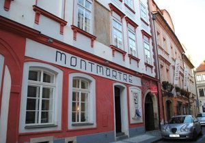 Dnes je v Řetězové ulici 7 kavárna, dříve tu tancovali falešní divoši. Podle nich se také dům jmenuje- U tří divých mužů.