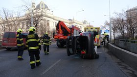 Auto v Legerově ulici havarovalo a skončilo na boku (24. února 2021).