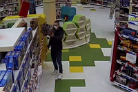 Zloděj si v Letňanech naložil vozík krabicemi s legem a bez placení odjel! Škoda 15 tisíc, poznáte ho?