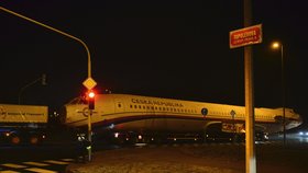 Přeprava Tupoleva z Prahy do Zruče na Plzeňsku. Kolona měla skoro 200 metrů a jen tahač s letadlem měl více než 50 metrů.