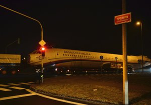 Přeprava Tupoleva z Prahy do Zruče na Plzeňsku. Kolona měla skoro 200 metrů a jen tahač s letadlem měl více než 50 metrů.