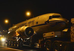 Legendární letoun Douglas DC-3 zamířil z Ruzyně do muzea ve Kbelích. I přes problémy po cestě však kolem jedné hodiny v noci dorazil v pořádku.