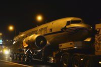 VIDEO: Noční Prahou projelo letadlo. Douglas DC-3 vyrazil do muzea Kbely