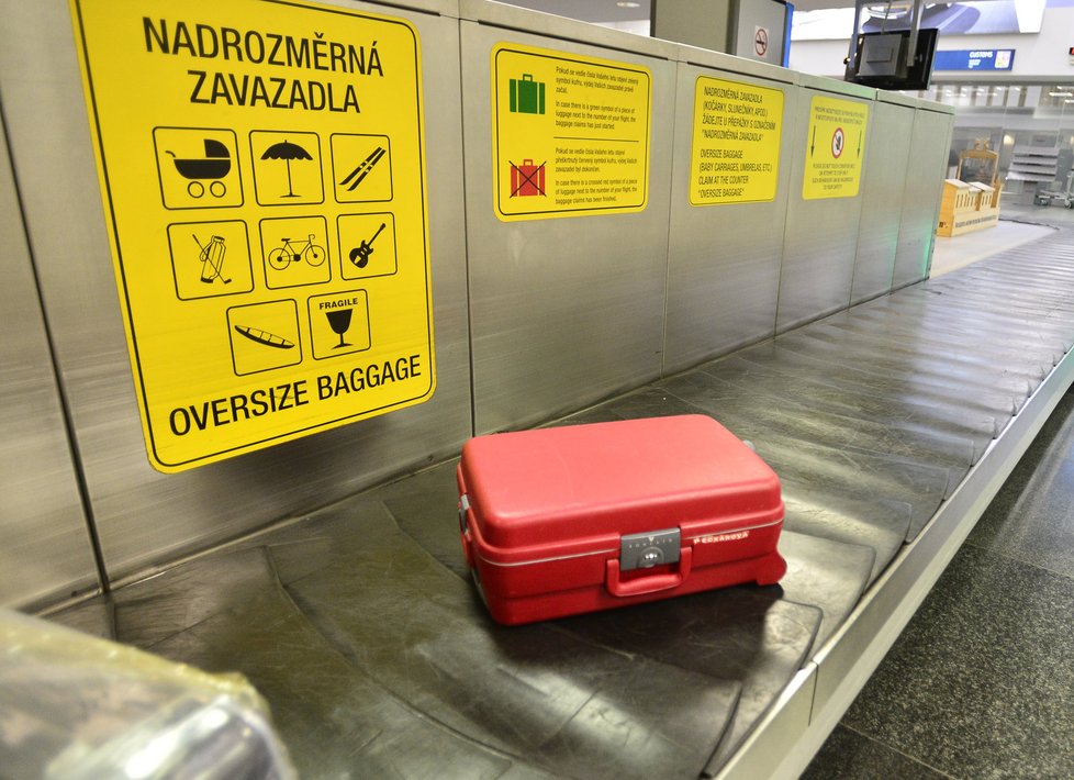Celníci kontrolují na pražském letišti různá zavazadla, jen loni objevili téměř 800 případů pašování drog.