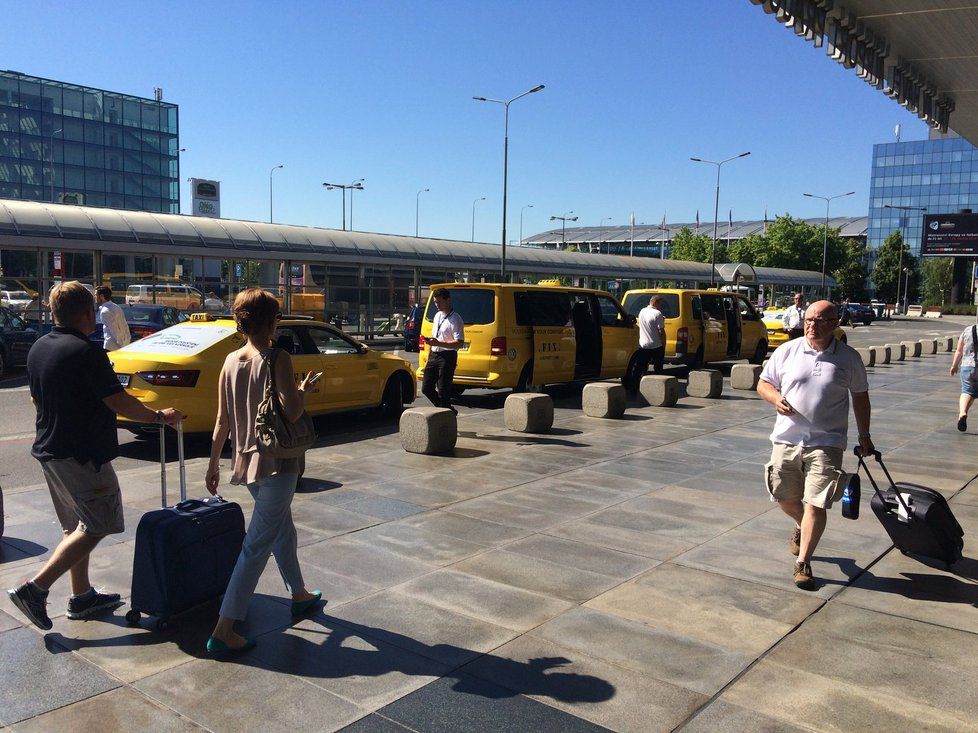 Před halou čekají taxi v dlouhé řadě, stačí si jen vybrat.