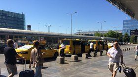 Od nového roku budou pražské letiště obsluhovat taxislužby FIX a Taxi Praha.