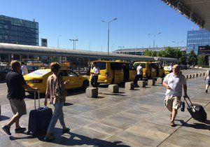 Od nového roku budou pražské letiště obsluhovat taxislužby FIX a Taxi Praha.