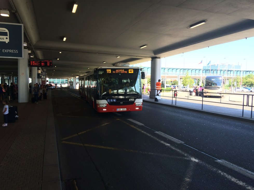 Nenastupujte do autobusů, které mají napsáno na tabulích >>No city centre<<.