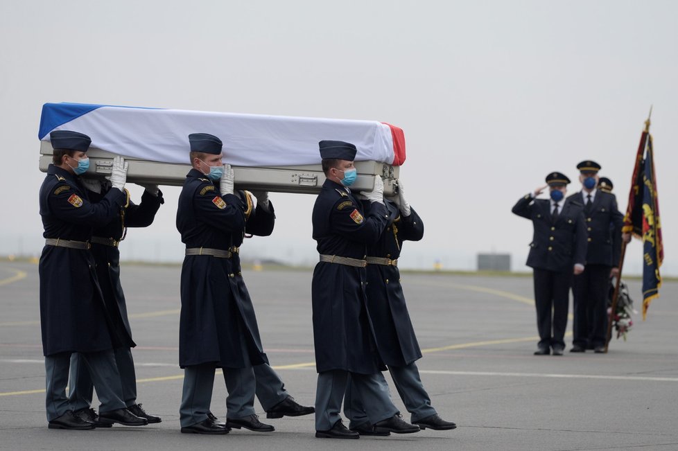 Armádní speciál přepravil ostatky Michaely Tiché do vlasti (13. listopadu 2020).