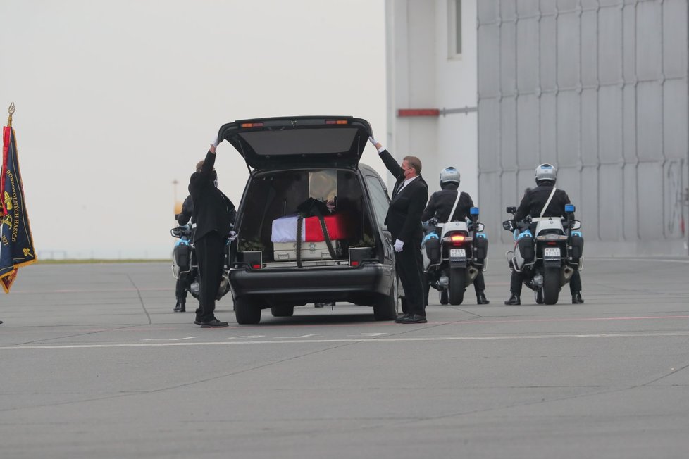 Armádní speciál přepravil ostatky Michaely Tiché do vlasti (13. listopadu 2020).