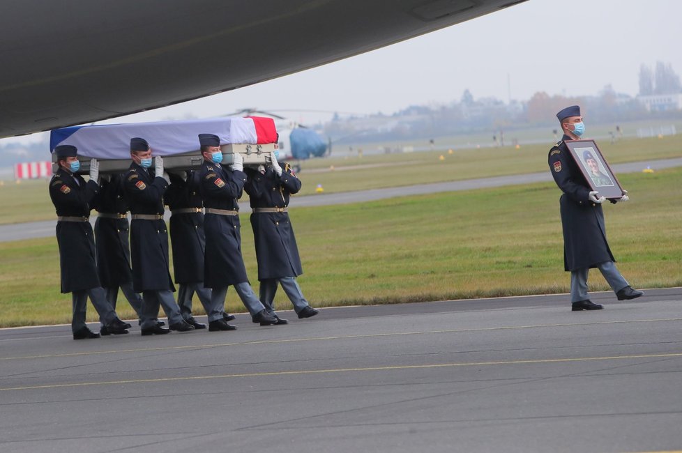 Armádní speciál přepravil ostatky Michaely Tiché do vlasti, 13. listopadu 2020.