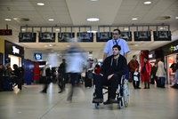 Redaktor Blesku na invalidním vozíku: Na letišti vyzkoušel, jak se dostat do letadla. Využil asistenci zdarma