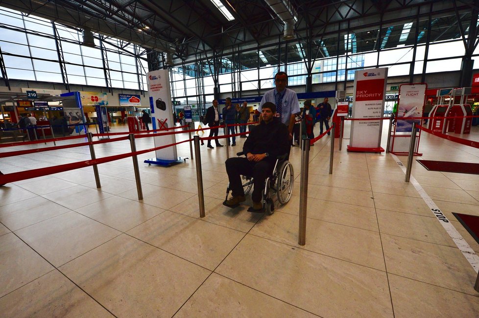 Letiště zabezpečuje pro handicapované lidi asistenční dopravu až do letadla. Redaktor Blesk.cz si tuto službu vyzkoušel na vlastní kůži.
