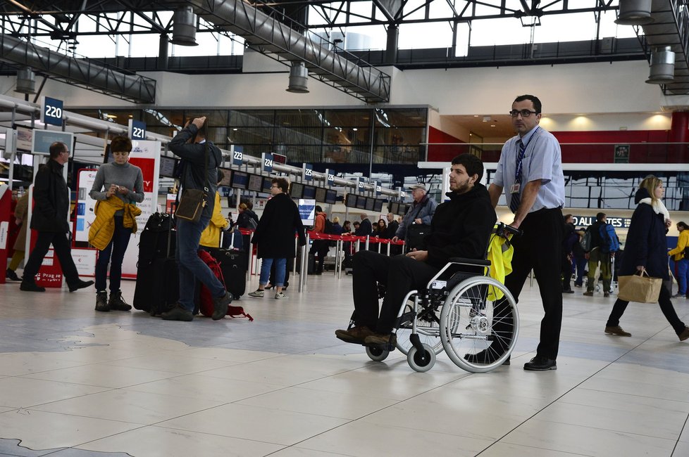 Letiště zabezpečuje pro handicapované lidi asistenční dopravu až do letadla. Redaktor Blesk.cz si tuto službu vyzkoušel na vlastní kůži.