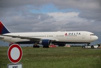 Let do Amsterdamu zasáhly silné turbulence: 25 lidí je zraněných, skončili v nemocnici