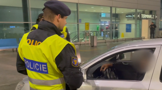 Akce cizinecké policie u pražského letiště. (30. března 2023) Akce cizinecké policie u pražského letiště. (30. března 2023)