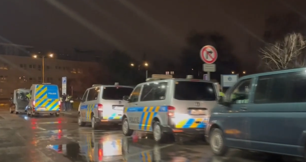 Akce cizinecké policie u pražského letiště. (30. března 2023)