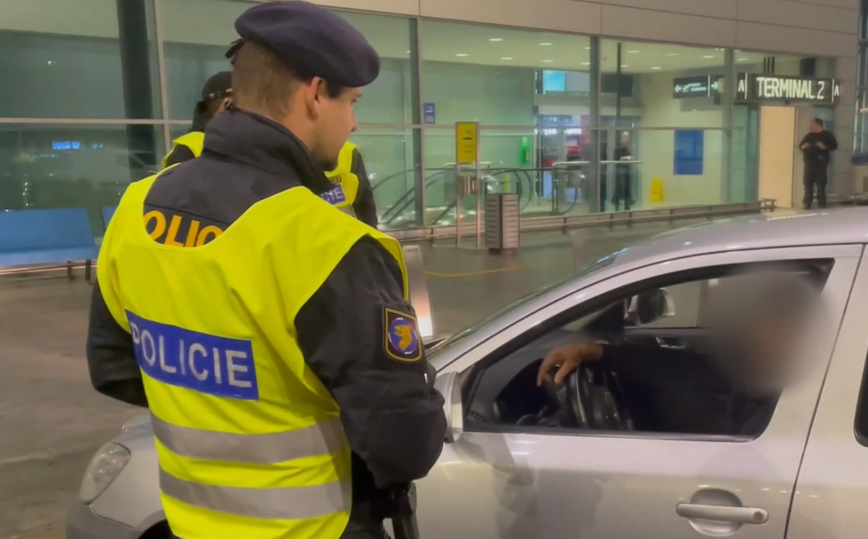 Akce cizinecké policie u pražského letiště. (30. března 2023)