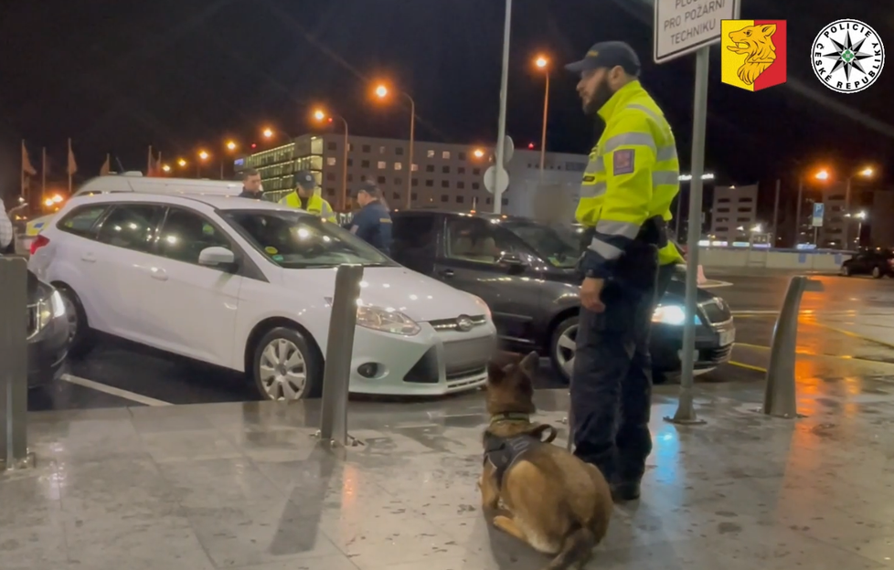 Akce cizinecké policie u pražského letiště. (30. března 2023)