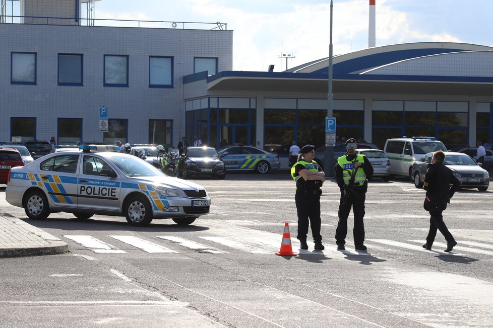 Bezpečnostní manévry na pražském letišti před příletem Volodymyra Zelenského. (6. července 2023)