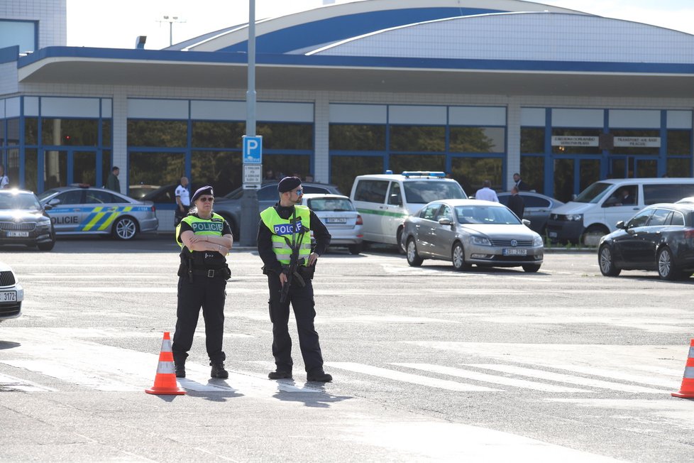 Bezpečnostní manévry na pražském letišti před příletem Volodymyra Zelenského. (6. července 2023)