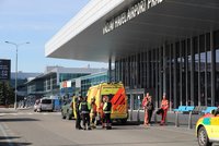 Poplach na pražském letišti! U cizince vzplála pyrotechnika, zasahují policisté