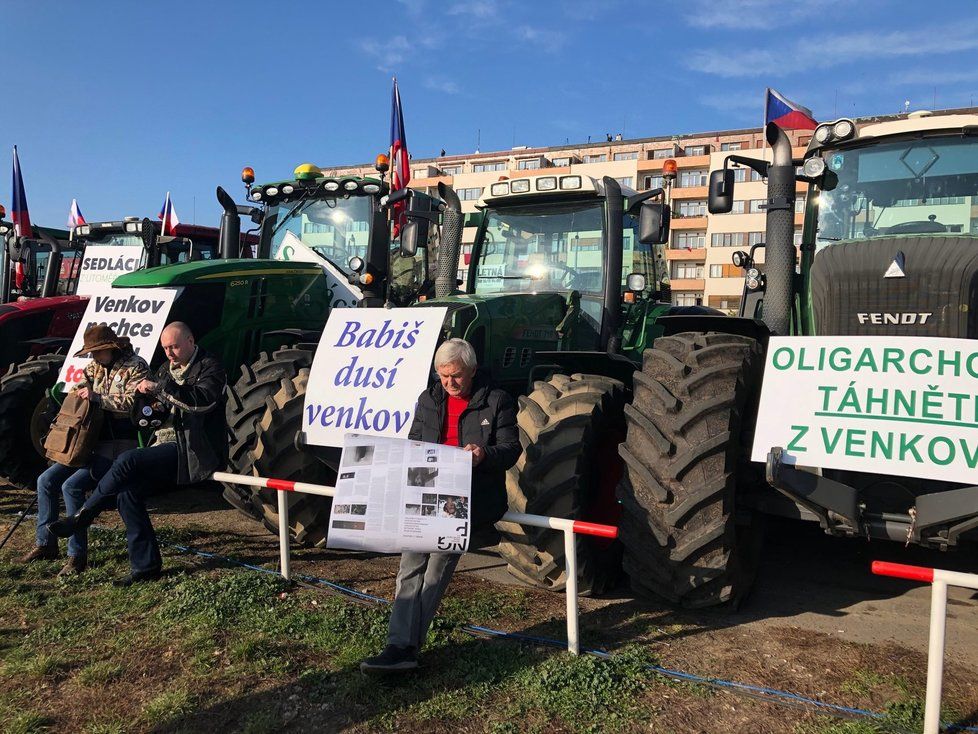 Na transparentech u traktorů se objevila i premiérova památná báseň Motýle, (16. 11. 2019).