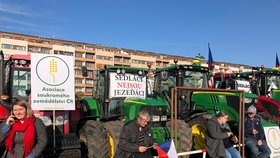 Na transparentech u traktorů se objevila i premiérova památná báseň Motýle, (16. 11. 2019).