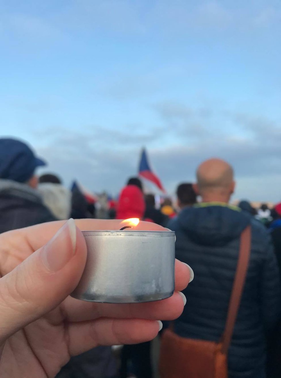 Demonstrace na Letné skončila zpěvem české hymny za svitu svíček, (16.11.2019).