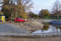 Nový rybník na Letné! Je napuštěn vodou z Vltavy, koupání na vlastní nebezpečí