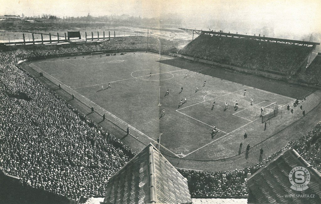 Stadion na Letné v postupu let.