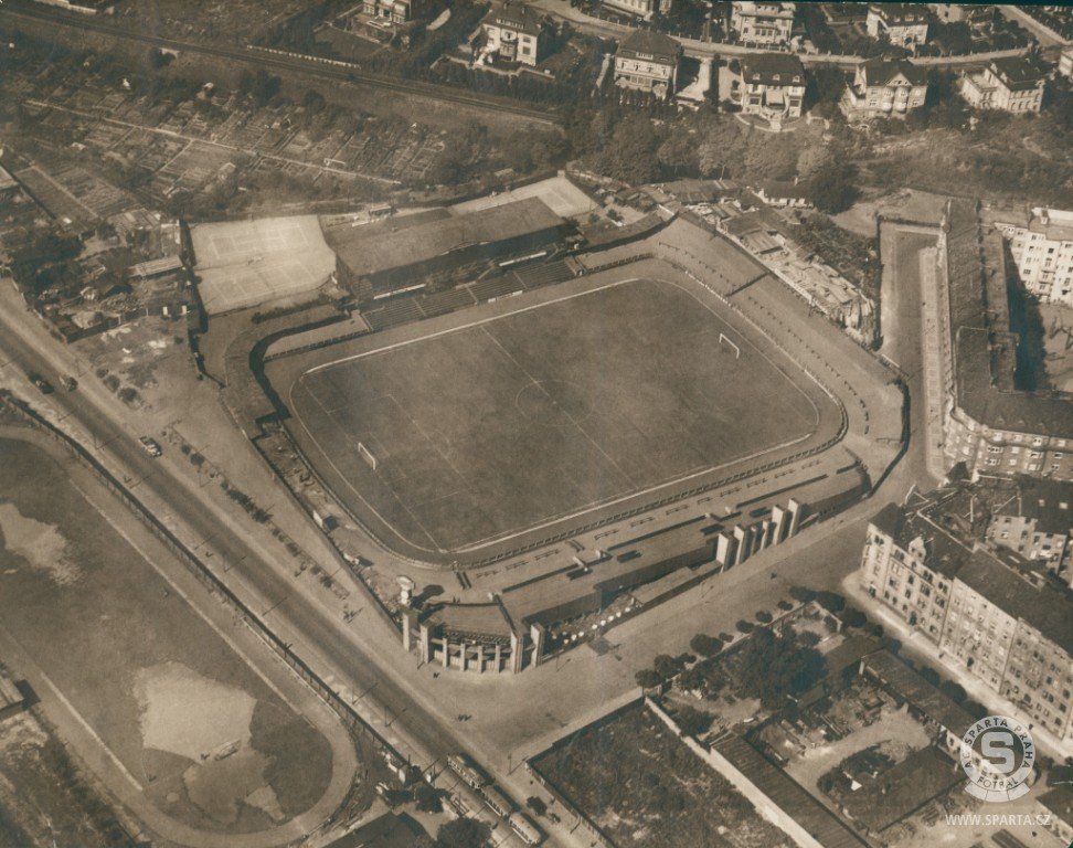 Stadion na Letné v postupu let.