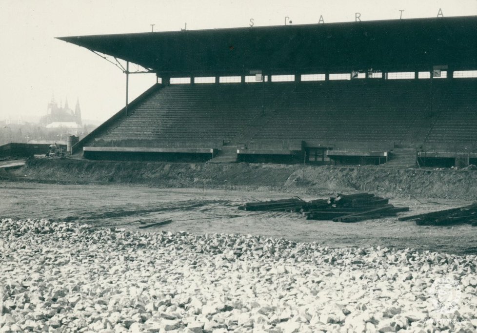 Stadion na Letné v postupu let. I v dresu sparťanského celku hrával Burian fotbal. (ilustrační foto)