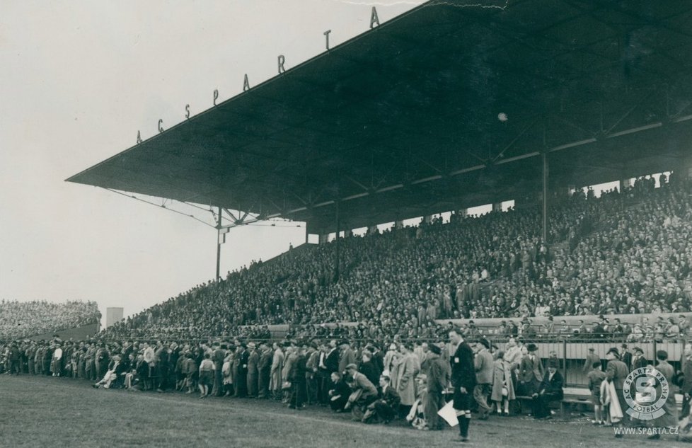 Stadion na Letné v postupu let. I v dresu sparťanského celku hrával Burian fotbal. (ilustrační foto)