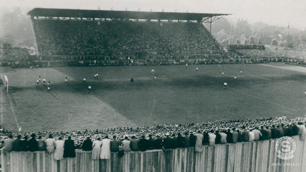 Stadion na Letné v postupu let. I v dresu sparťanského celku hrával Burian fotbal. (ilustrační foto)