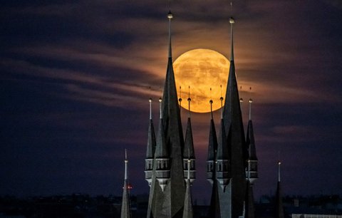 Dechberoucí podívaná v Praze: Superúplněk mezi věžemi Týnského chrámu!