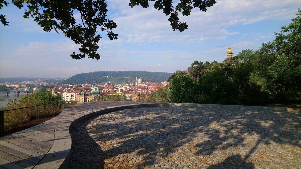 Vyhlídka mezi Hanavským pavilonem a bývalým Stalinovým pomníkem na Letné.