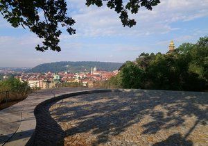 Vyhlídka mezi Hanavským pavilonem a bývalým Stalinovým pomníkem na Letné.