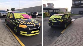 Pomsta za špatné parkování: Řidička našla auto oblepené barevnými lístky i sprostý vzkaz