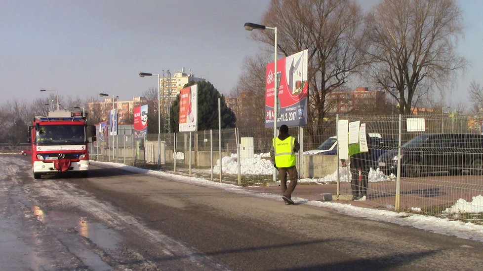 Při požáru v Letňanech byli zraněni tři lidé. Vybuchla zde propanbutanová lahev.