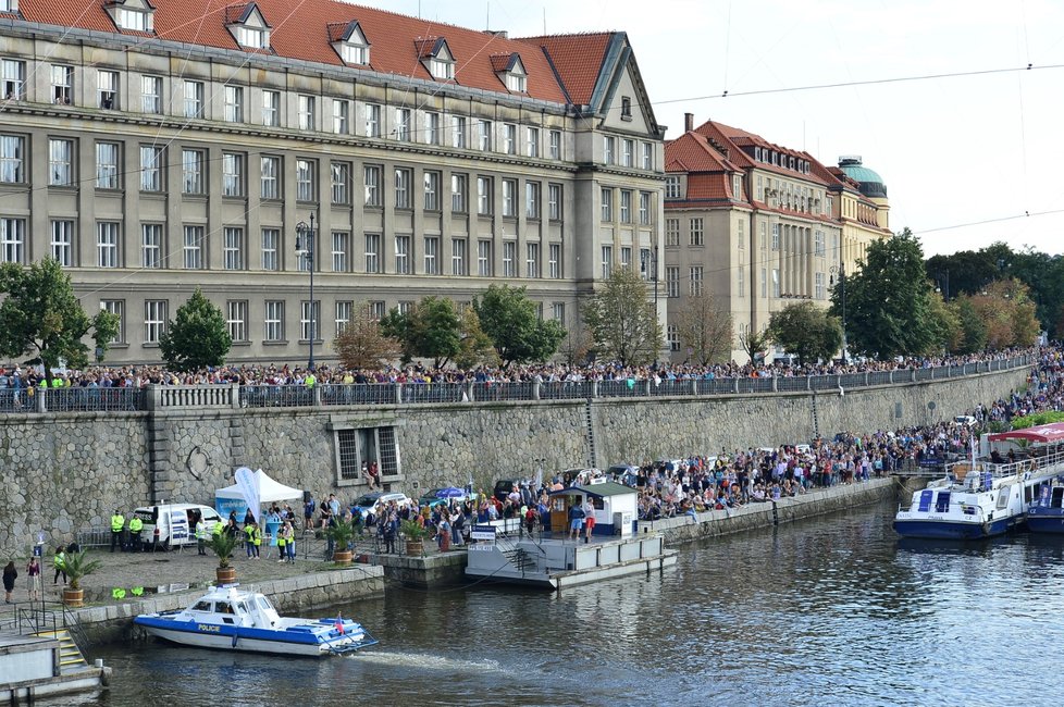 Provazochodkyně se prošla po laně nad Vltanou.