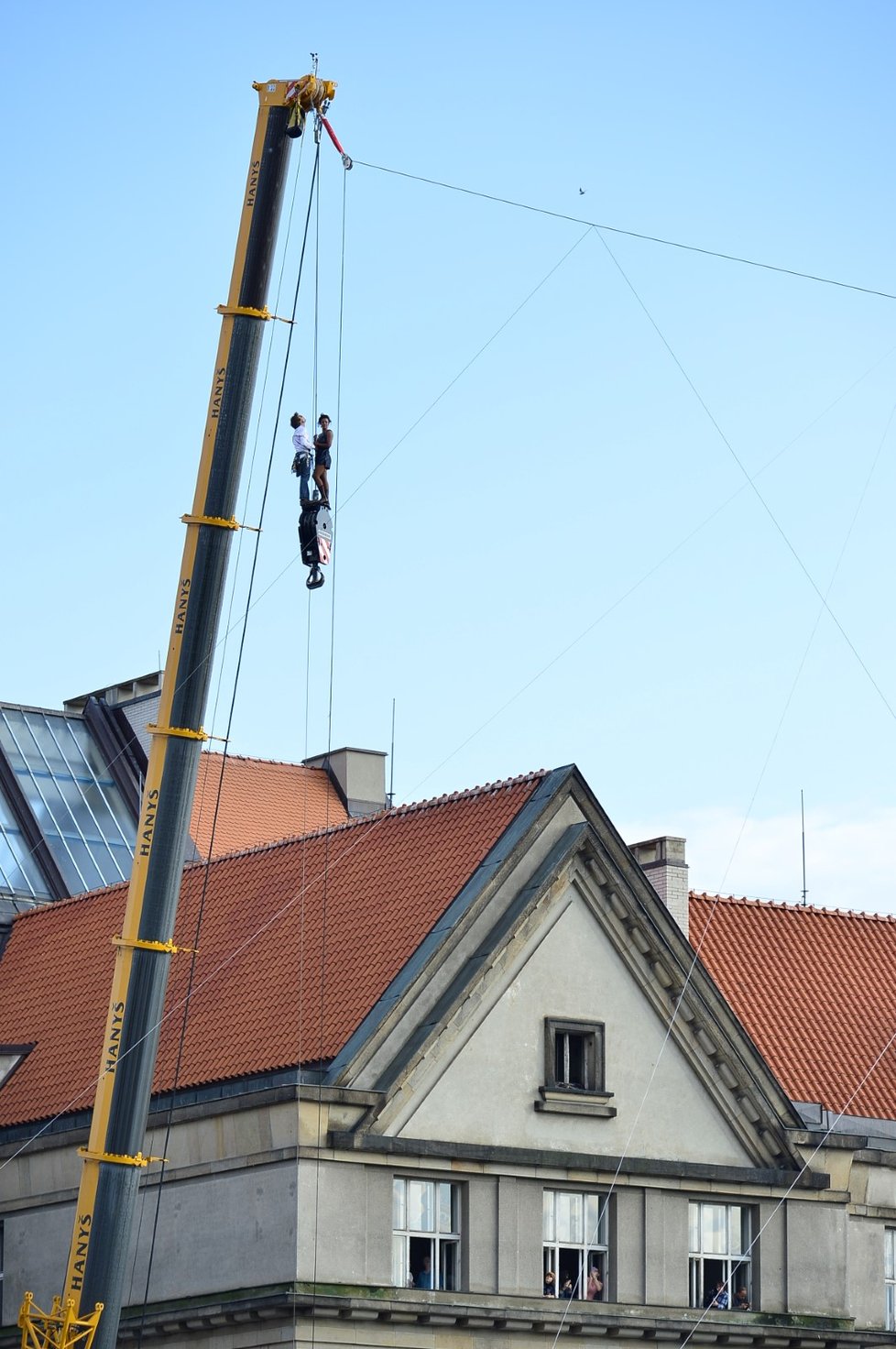 Provazochodkyně se prošla po laně nad Vltanou.