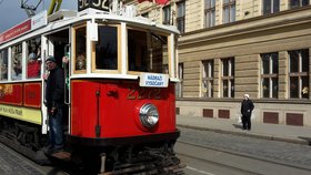 Malebná historická tramvaj přijela do zastávky