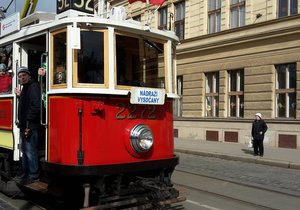 Malebná historická tramvaj přijela do zastávky