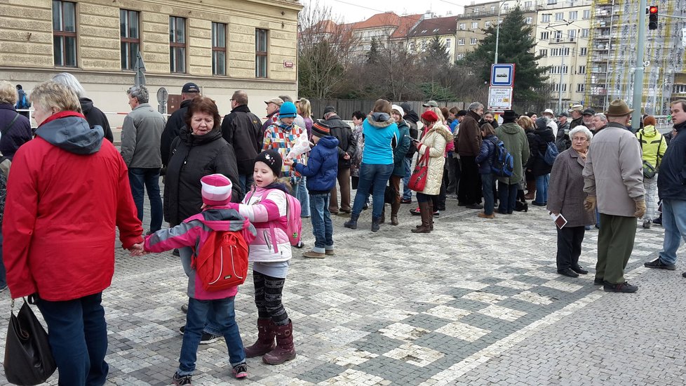 Na speciálně vytvořené zastávce, návštěvníci čekali na historickou tramvaj